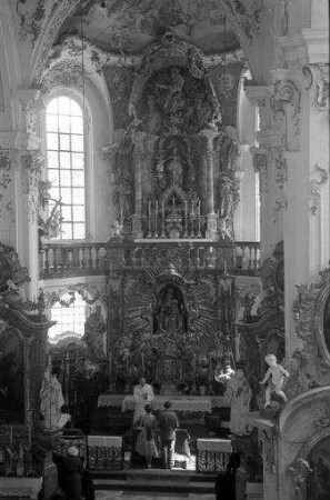 Andechs: Inneres der Kirche, mit Brautleuten vor dem Altar