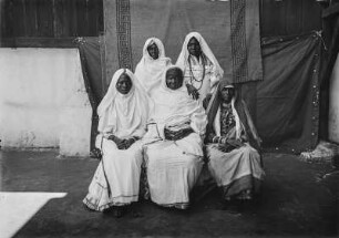 Gruppenbildnis : Gruppenbildnis von fünf Frauen