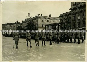 General Keitel und Offiziere schreiten die Front der aufmarschierten Wehrmacht ab, Unter den Linden