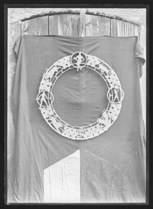Kreis mit Symbolen (Jäger, Tiere u.a.) für Uhr (?)