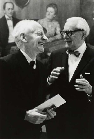 Besucher in der Ausstellung des Malers Eugen Spiro