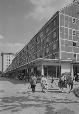 Dresden. Ladenpassage an der Borsbergstraße
