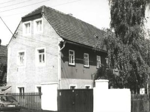 Cossebaude-Gohlis, Dorfstraße 8. Gehöft (1801/1850). Wohnhaus und Toreinfahrt