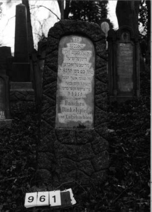 Grabstein 961 (Index: 99802662) Material: Marmorplatte in Granit Zustand: gut Maße HxBxT: 133x47x25 cm Beschreibung: Stele mit Flachbogenabschluß, Inschriftenplatte Besonderheit: Endreim: Grabstein 961