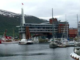 Tromsö: Hafen mit Bürogebäude