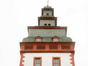 Stadtbefestigung - Steinheimer Torturm-Ansicht von Feldseite (Gotischer Kern mit Barocker Überarbeitung) -Obergeschoß mit Dachabschlüssen und Balustrade-1312201