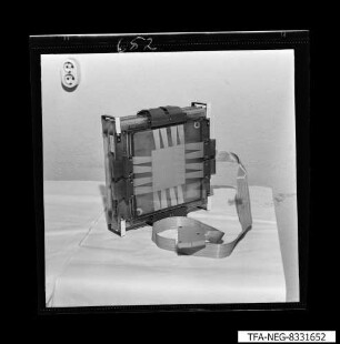 Vorderseite eines Bauteil mit Paf-Platte und Computerkabel, Foto 1983