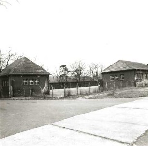 Cottbus, Paul-Hornick-Straße. Paul-Hornick-Kaserne (um 1936). Nebengebäude und Schutzzaun