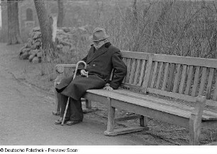 Schlafender Mann auf der Parkbank