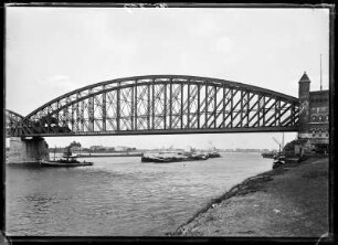 Niederlande, Nijmegen. Eisenbahnbrücke (Spoorbrug) über die Waal