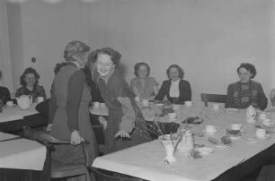 Feier zum Internationalen Frauentag im Henschel-Verlag : Mitarbeiterinnen des Verlags während der Feier