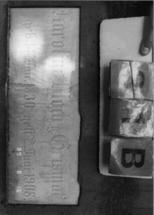Grabstein 31 (Index: 100086660) Material: Sandstein mit zwei weißen Marmorplatten Zustand: Sandstein abgeblättert Maße HxBxT: 220x66x28 cm Beschreibung: Stele, getreppter Sockel, Giebel mit Akroteren, zwei Schrifttafeln rechteckig Symbolik: Zahnfries, geschmückte Akrotere: Grabstein 31B
