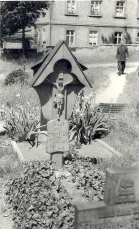 Grabkreuz in Crostwitz : Handwerkstechniken - Tischlerei. Ort: Chrósćicy / Crostwitz. Kreuz auf dem Friedhof