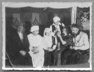 Gruppenfoto auf einer Faschingsfeier in der Wohnung von Hans und Etha Richter in Ankara