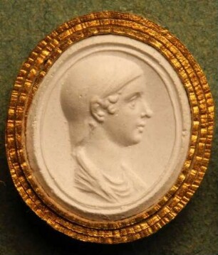 Profilbildnis der Agrippina mit einer Haube (Daktyliothek, Zweites Historisches Tausend)