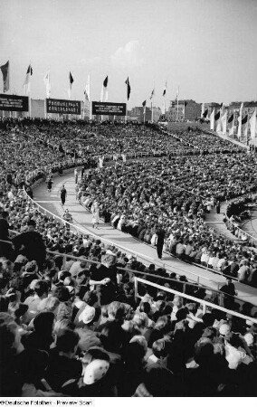 Blick auf die Zuschauertribünen des Walter-Ulbricht-Stadions während eines Fußballspiels