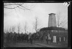 Waterloo (Provinz Wallonisch-Brabant, Belgien): Lanzenreiter vor dem Denkmal für die Kings German Legion ("Schlachtfelderbesuch")