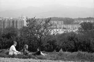 Freiburg, Lehen: Vom Lehener Berg auf Landwasser mit Spitzli und Mädchen im Gras