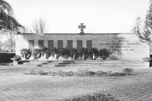 Kriegerdenkmal am Friedhof (Friedhof); Gründau, Im Weiberfeld (bei Gründauer Str. Nr. 50