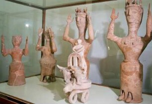 Figuren von Göttinnen aus der minoischen Siedung Karfi