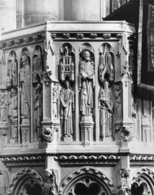 New York. Riverside Church (1927-1931; H. C. Pelton, C. Collens). Kanzel. Kanzelkorb mit Figurenbaldachinen in der Darstellung der Kathedralen von Chartres, Coutances, Paris und Reims