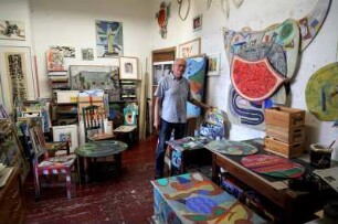 VEIT HOFMANN IN SEINEM ATELIER