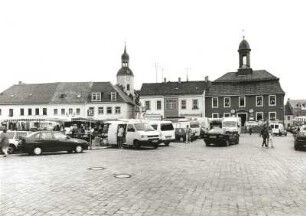 Radeburg. Markt. Ansicht mit Nummer 2 und 3 von der Meißner Straße