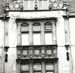 Cottbus. Verwaltungsgebäude, Dreifertstraße 8 /Friedrich-Ebert-Straße 30, 1904; A. D. Mittelachse (Westfassade)