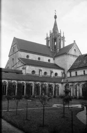 Tübingen-Bebenhausen: Blick auf die Kirche vom Kreuzgang