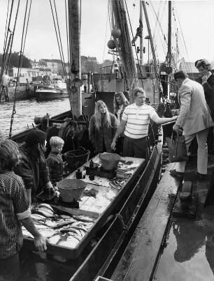 Hamburg-Altona. Auf dem Fischmarkt wird frischer Fisch direkt vom Kutter verkauft