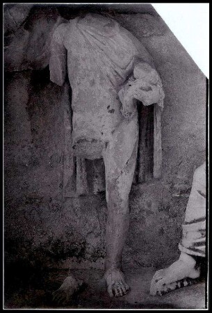 Fotografie. Männerfigur mit Säugling
