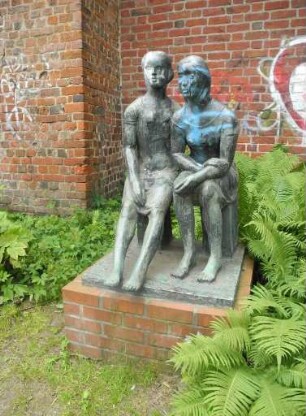 Sitzende Mädchen [Freundinnen]