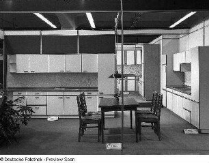 Ausstellungskoje des VEB Möbelkombinat Dresden-Hellerau mit Anbauküche (Modell 2050/5) und Eßtisch mit vier Stühlen (Stuhl mit gepolsterter Sitzfläche (Modell N 77))