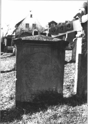 Grabstein 344 (Index: 99786258) Zustand: sehr stark verwittert Maße HxBxT: 84x66x18 cm: Grabstein 344