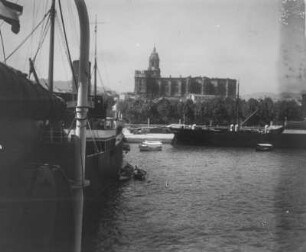 Malaga : Blick vom Schiff auf den Hafen von Malaga. Im Hintergrund die Kathedrale Santa Iglesia Catedral Basílica de la Encarnación.