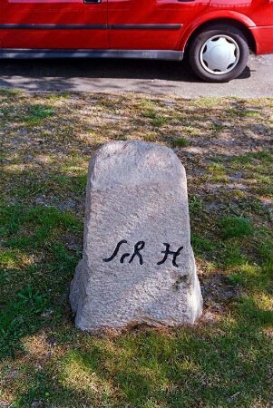 Eichede: vor Schiphorster Weg 1: Grenzstein: Seite mit Inschrift SchH: 22. April 2003
