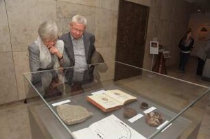 SLUB, Ausstellung "Gespräche mit der Erde. Geowissenschaften in Sachsen" : Ausstellungseröffnung am 14. Oktober 2014 im Vortragssaal. Gäste an einer Ausstellungsvitrine im Buchmuseum