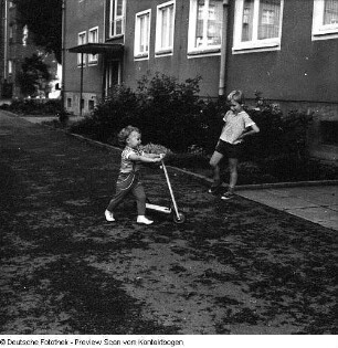 Chemnitz-Zentrum, Brückenstraße, Serie: Ulla, Kinderporträt Ulla vor Karl-Marx-Monument (1971; Lew Kerbel)