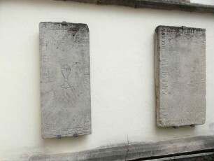 Stadtkirche-Chor von Süden-2 Grabsteine (Jahr 1620 und unbekannt) aus dem aufgelassenen Kirchhof mit Umschrift und Kelch- oder Pokal in Ritztechnik-teils strak verwittert