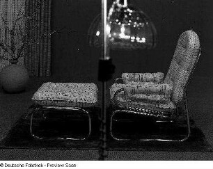Sessel mit Hocker : Leipzig. Leipziger Herbstmesse, 1983. Sessel mit Hocker.Metall, Polsterung mit Leinenbezug (1983; VEB Möbelkombinat Dessau)