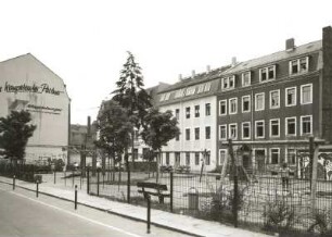 Dresden-Neustadt, Böhmische Straße 30/26. Wohnhäuser (Hinterhäuser, 1851/1900). Straßenansicht mit Spielplatz