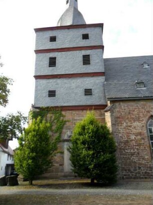 Freienhagen-(Evangelische Kirche) - Kirchturm von Süden mit Strebepfeiler im Südwesten sowie verschieferten Obergeschossen (Jahr 1712) und Dachhaube