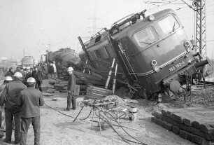 Zusammenstoß zweier Eisenbahntankzüge auf dem Raffineriegelände von Esso und OMW