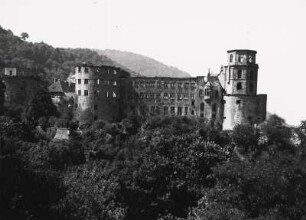 Heidelberg. Ansicht der Ruine des gleichnamigen Schlosses. Links der Apothekerturm; rechts der Glockenturm