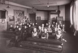 Gemischte Schulklasse mit Lehrer im Klassenzimmer