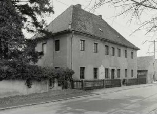 Milkel, Pfarrhaus : Milkel (Kreis Bautzen), Pfarrhaus (um 1750), Nr.37, Straßenansicht mit Einfriedung