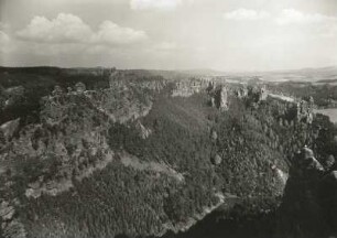 Sächsische Schweiz. Amselsee gegen Lokomotive, Honigsteine und Feldsteine. Blick von der Kleinen Gans