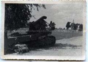 Zerstörte sowjetische 203-mm-Haubitze M1931 B4 am Wegesrand