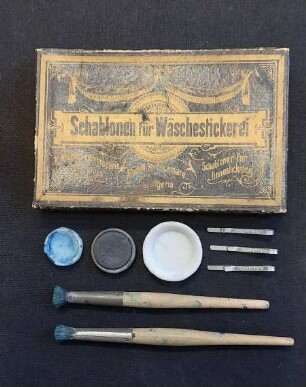 Schachtel für Schablonen für die Wäschestickerei