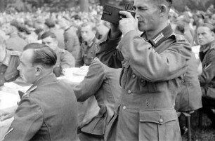 Berlin: Schloss Güterfelde, Soldat fotografiert